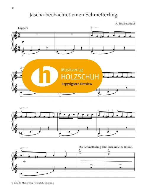 Jascha beobachtet einen Schmetterling